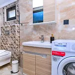 Appartamento 2 Bedroom With Private Pool